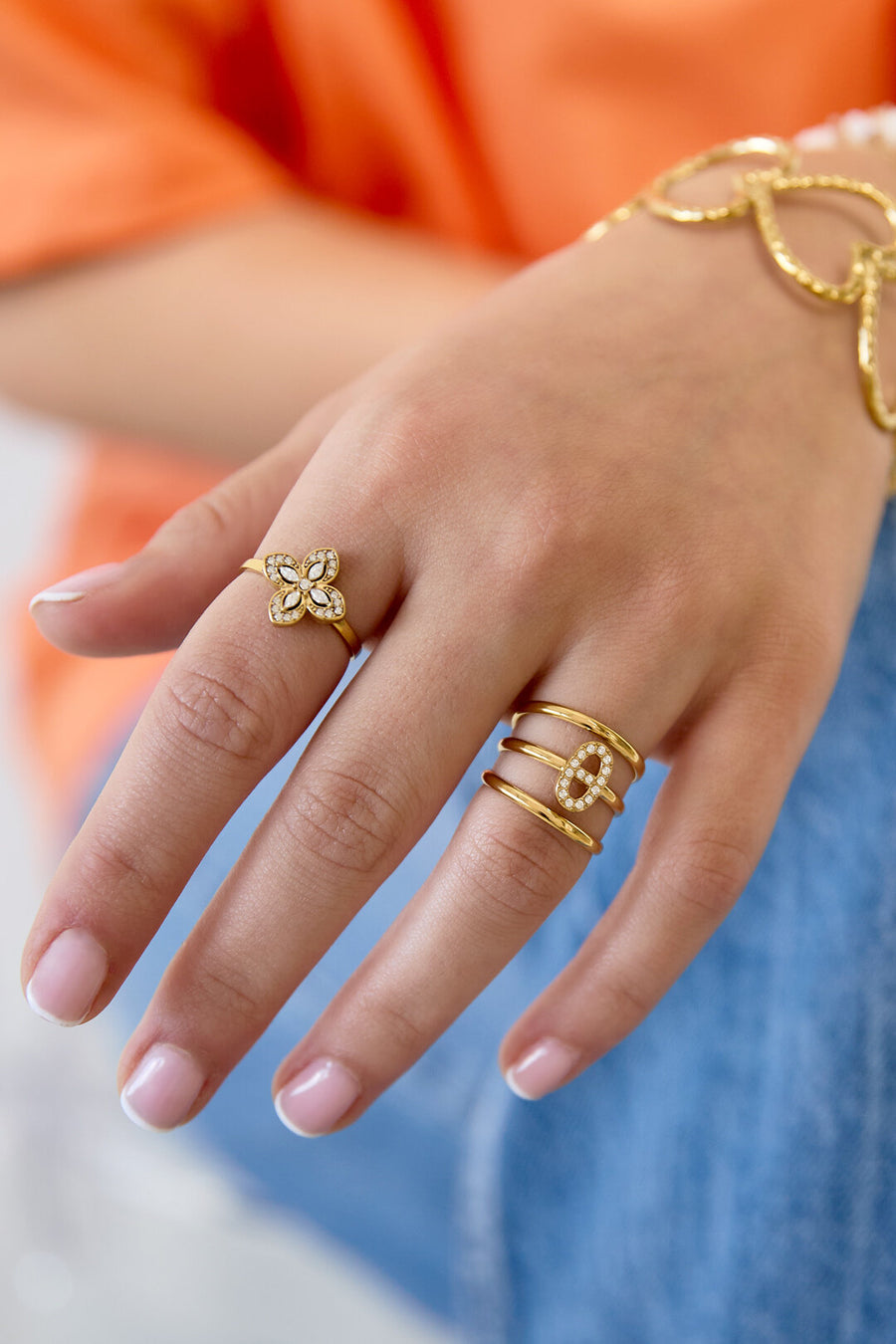 Anillo de 3 niveles con un engaste elíptico