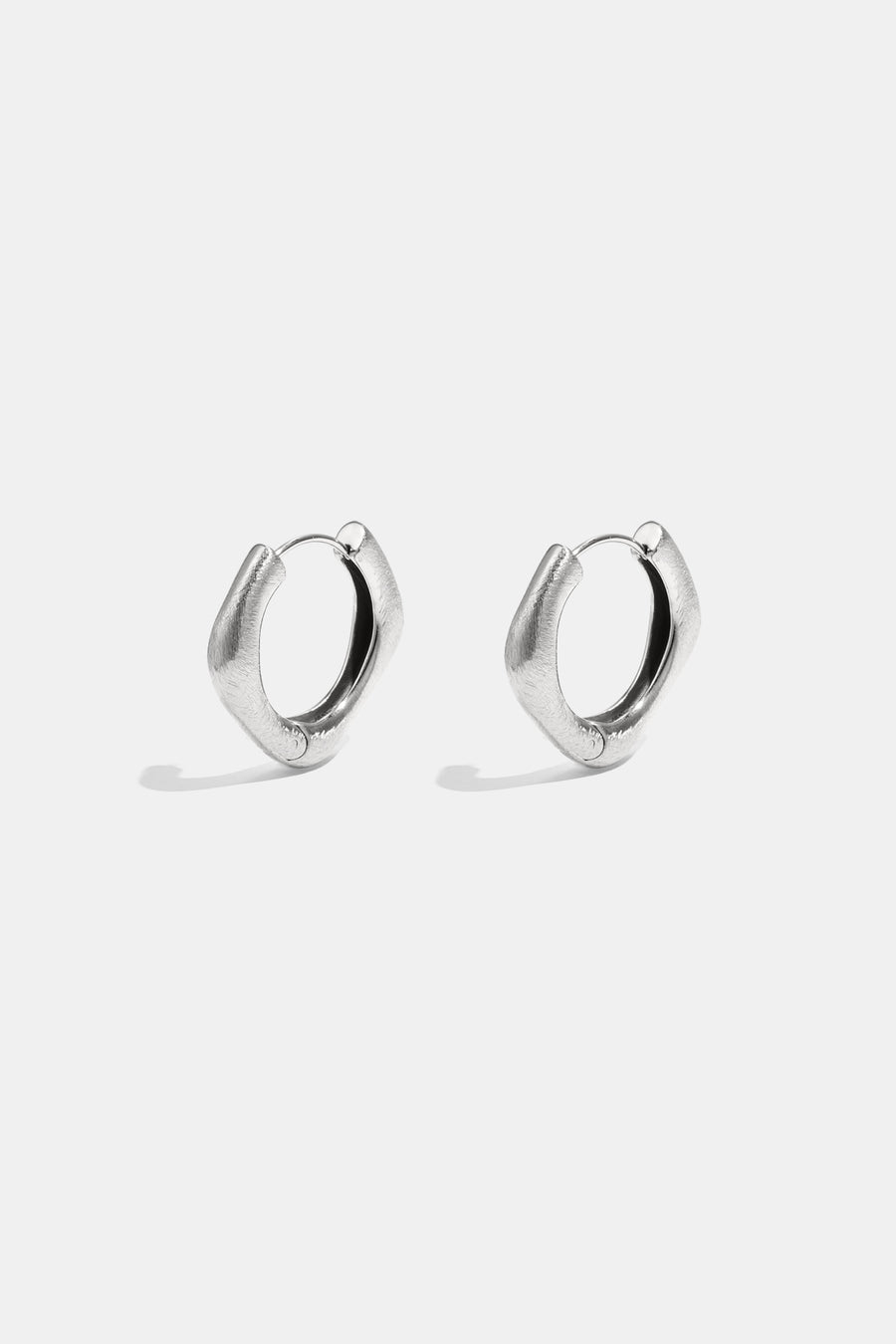 Pendientes de aro con bordes redondeados y forma cuadrada.
