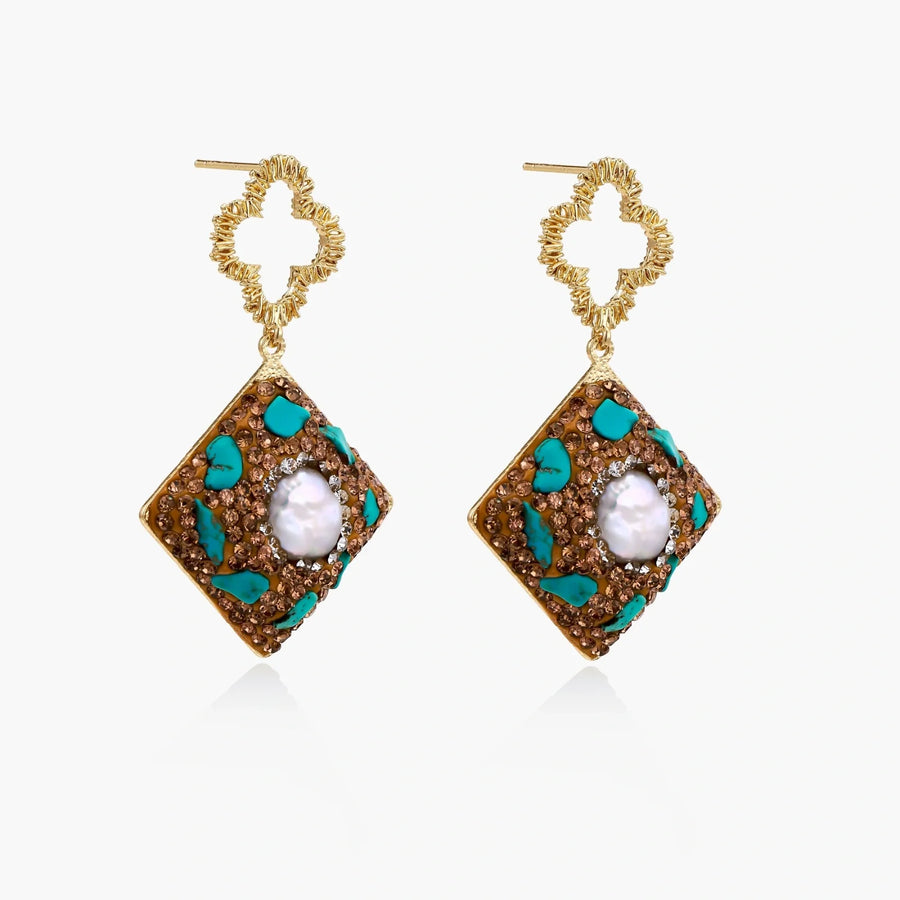 Pendientes colgantes Sueños Marroquíes con perla central, turquesa y cristales, acabado dorado — LIZNA GLOW