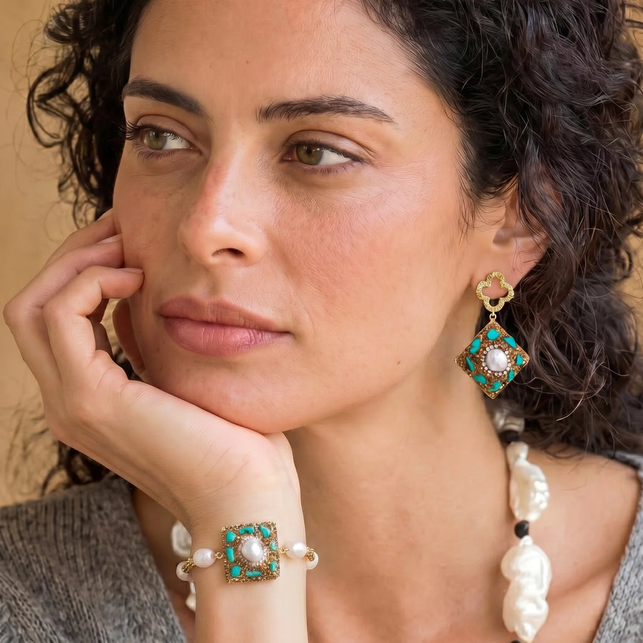 Modelo luciendo el Set Oasis Mística: pendientes y pulsera con perla, turquesa y cristales en tono dorado — LIZNA GLOW