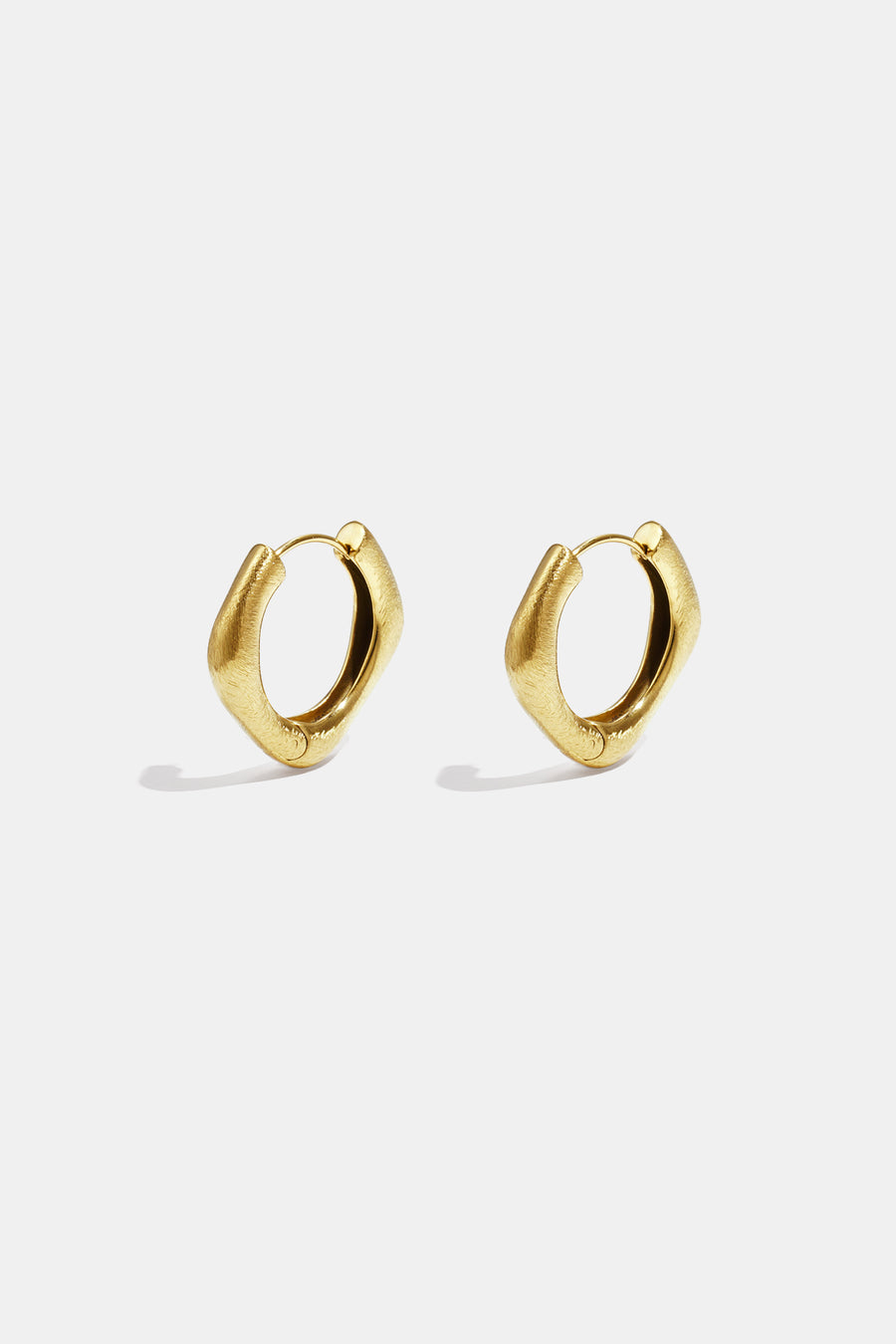 Pendientes de aro con bordes redondeados y forma cuadrada.