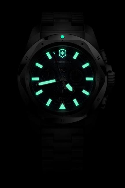 Reloj Victorinox I.N.O.X. Chrono 241985 — Acero · Esfera Azul · Zafiro · 43 mm · 20 ATM lifestyle