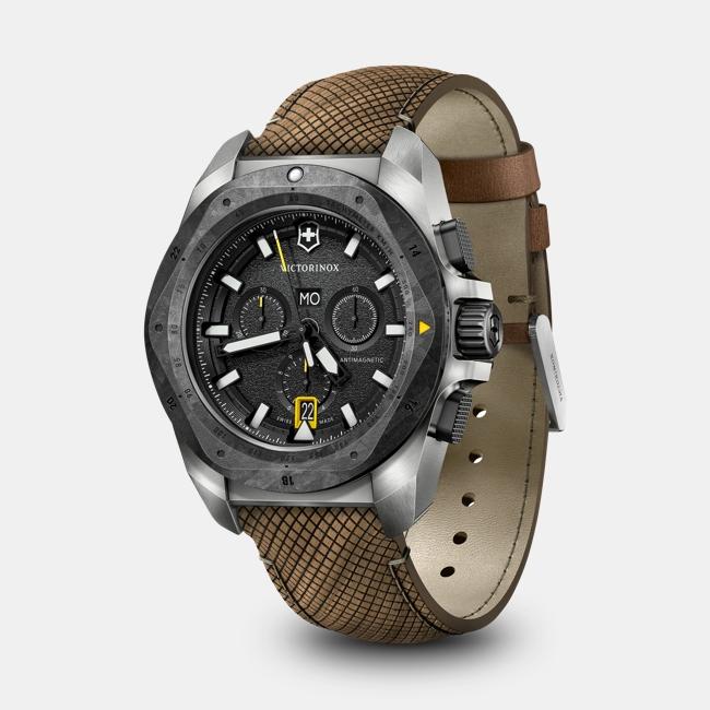 Reloj Victorinox I.N.O.X. Chrono 241988.1 — Titanio y Carbono · 43 mm · 20 ATM lifestyle